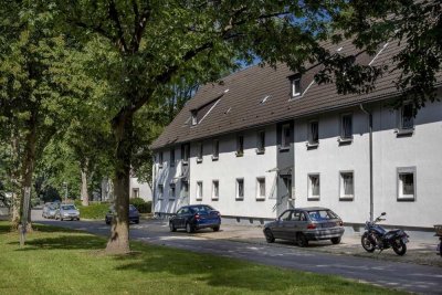 Bezugsfertige 2,5 Zimmer Wohnung mit Duschbad im Erdgeschoss und neuem Laminatboden