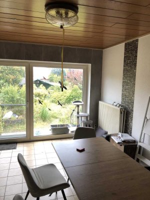 Haus mit Doppelgarage und Garten in ruhiger Wohngegend
