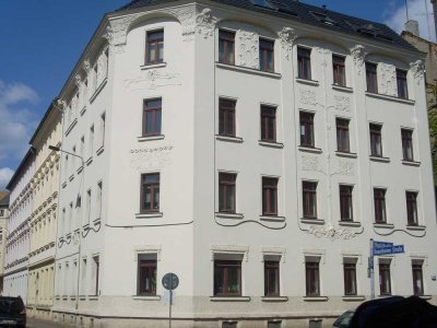 **2 Zimmer-Erdgeschoss-Wohnung in liebevoll saniertem Jugendstilhaus**