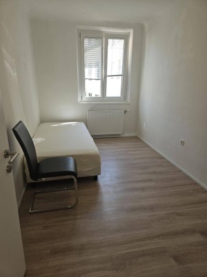 Zimmer Nr. 1 in einer reinen Mädchen - Wohngemeinschaft ist ab August 2025 verfügbar!