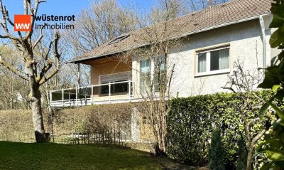 Wohnhaus mit Garten zum Flußufer.