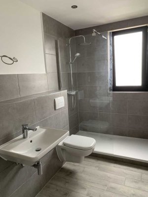 Modernisierte 4-Zimmer im 2.OG mit EBK + PKW Einstellplatz