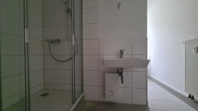 INS GRÜNE BLICKEN + ZUM HINTERHOF WOHNEN + NEUES BAD, NEUER BODEN, NEUE TÜREN