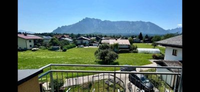 Bergblick: Moderne 3-Zi.-DG-Wohnung mit 2 KFZ-Stellplätzen