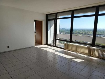 Vier Zimmer, Stellplatz und Balkon mit phänomenaler Weitsicht