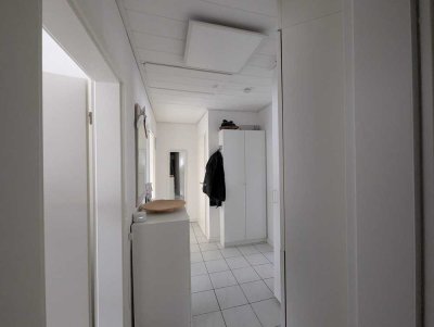 Helle 3-Zimmer-Wohnung im 1. Obergeschoss mit zwei Balkonen und Stellplatz