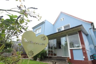 Alles unter einem Dach - Großes & charmantes Einfamilienhaus mit Garten und Pool sucht liebe Mieter