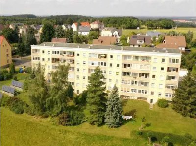Dauerhaft vermietete 3-Raumwohnung mit Balkon und Blick ins Grüne für Anleger
