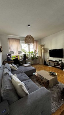 Charmante 3-Zimmer-Altbau-Wohnung mit Einbauküche in zentraler Lage