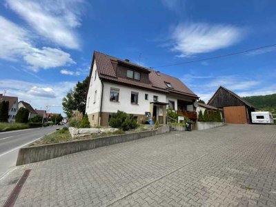 Mit 6,3 Ar Bauplatz! Gepfl. 2-Fam.-Hs. mit großem Garten, Doppelgarage u. Schuppen in Ortsrandlage!
