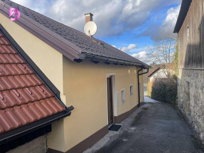 Wohnhaus mit Nebengebäude in Schönbach