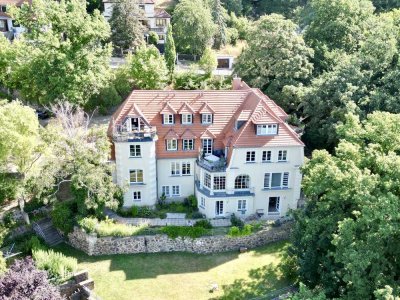 hochwertige 3,5-Zimmer-Wohnung in sanierter und denkmalgeschützter Villa in grüner Lage am Elbhang