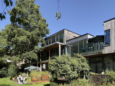Moderne möblierte Single-Wohnung mit Balkonen und Blick ins Grüne