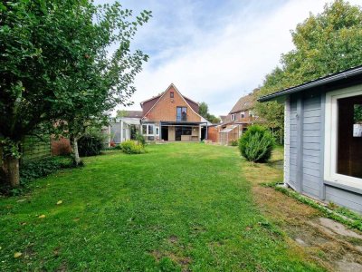 nah am Meer: großes Wohnhaus mit Kaminzimmer, Garage & Garten
