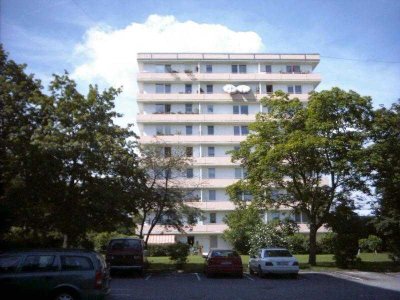 *** Apartment mit Aussicht: 1-Zimmer-Wohnung mit separater Küche und Süd-Balkon im 8. Stockwerk ***