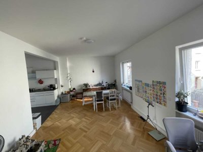 Helle 4,5 Z-Altbau-Wohnung mit Balkon und EBK in Stadtmitte