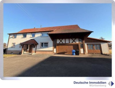 3-Familienhaus mit Garagen, großem Anbau mit Ausbaumöglichkeit und schönem Garten in Bisingen