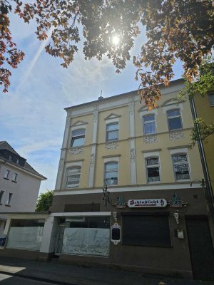 Renovierungsbedürftiges Mehrfamilienhaus mit 18 Zimmern in Leverkusen-Quettingen-Biesenbach