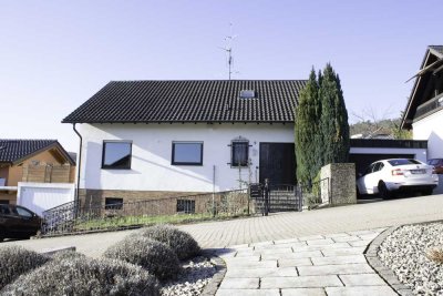 Modernisierte 4-Zimmer-Wohnung im Zweifamilienhaus mit Einbauküche in Weisenheim am Berg