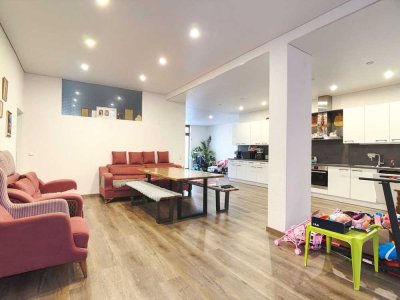 Provisionsfrei! Kernsanierte Wohnung mit 2 Büros oder Praxen & 3 Stellplätzen