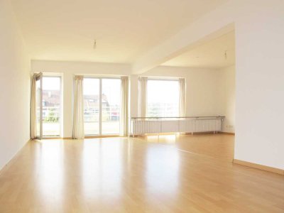 Im begehrten Szene-Viertel: Sonnige, vermietete Dachgeschoss-Wohnung  mit Aufzug + Sonnenbalkon