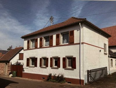 Ehem. Bauernhaus mit viel Platz, vielen Nebengebäuden und schönem Innenhof