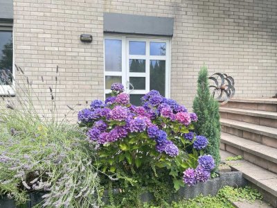 202603 Familienhaus mit Garten im citynahen Grünen für stilvolles Wohnen auf drei Ebenen