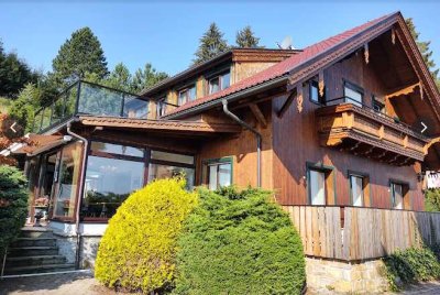 Freistehende Villa „Ansitz“ mit Nebengebäuden in Ainring (D) mit Blick auf Salzburg