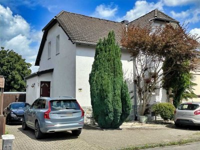 Charmante Doppelhaushälfte mit großzügigem Grundstück, moderner Ausstattung und Schwimmteich