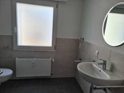 Charmante großzügige Dreizimmerwohnung (ein Durchgangszimmer) , stadtnah
