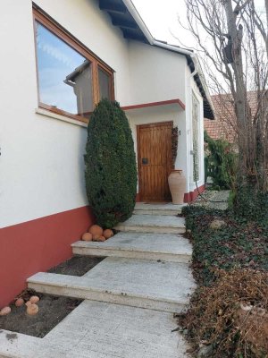 Immobilie auf großem Grundstück, integrierte Garage, Innenhof und Garten