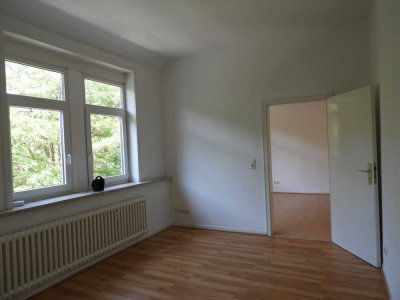 Schöne Renovierte vier Zimmer Wohnung in der Sedanallee!