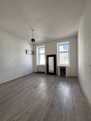 Altbauwohnung mit Entwicklungspotenzial in urbaner Ruhelage