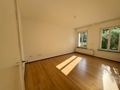 Attraktive 3-Zimmer Altbauwohnung im EG mit Parkett und Balkon in Freiburg-Herdern