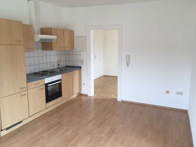 Vollständig renovierte Wohnung mit zwei Zimmern sowie Balkon und EBK in Kirchheim