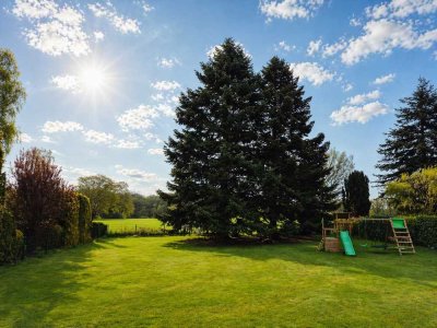 Familienanwesen in unverbaubarer Feldrandlage | Indoorpool | 1.357 m² Grundstück & 2 Doppelgaragen