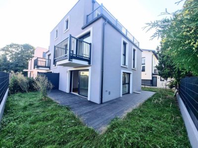 Modern &amp; komfortabel: Erstbezug mit Terrasse und Garten, zwei Balkonen, Dachterrasse &amp; eigenem PKW-Stellplatz