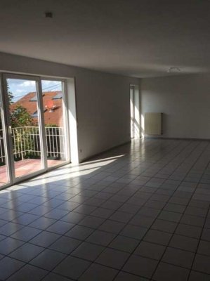 Großzügige,helle3-Zimmer-Maisonette-Wohnung mit Balkon und Einbauküche in Wallerfangen