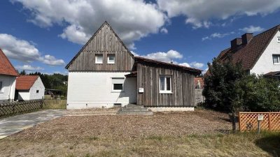 Charmantes Einfamilienhaus mit großzügigem Wohnbereich, Anbau, Garten und Potenzial in ruhiger Lage