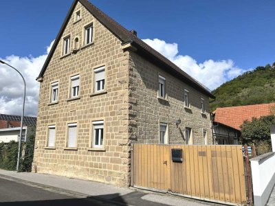 Viel Platz & viele Möglichkeiten... sonnig gelegenes Sandsteinhaus mit mehreren Nebengebäuden und