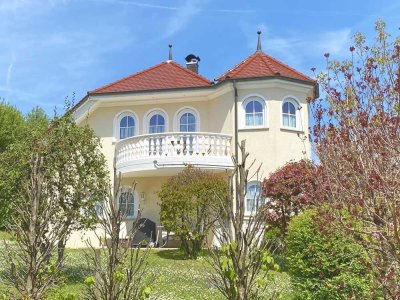 charmantes Einfamilienhaus im Villenstil
in sehr ruhiger Höhenlage mit Seesicht