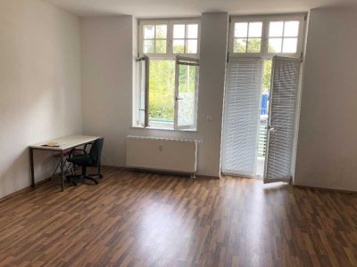 teilmöblierte grüne 1,5 Zimmer-Wohnung großer Balkon, Einbauküche in Magdeburg ab 349,99 € kalt p.M.