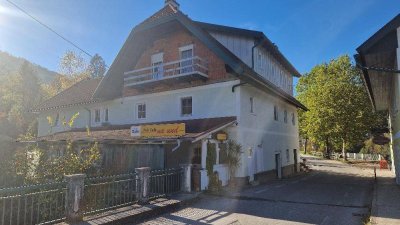 MEHRFAMLIENHAUS 5 WOHNEINHEITEN, 1LOKAL, 6 GARAGEN, GROSSEM HOLZSCHUPPEN &amp; EIGENEM QUELLWASSER