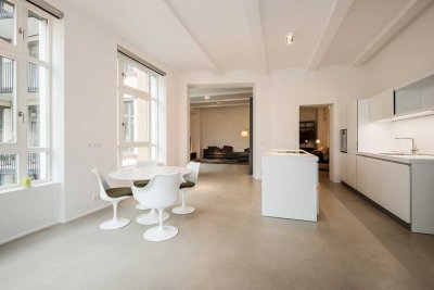 Lichtdurchflutetes Loft mit Designküche & Balkon – historisch wohnen im Szenekiez