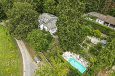 Privatsphäre im Grünen? Großzügige Villa mit Pool und privater Zufahrt in begehrter Burscheider Lage