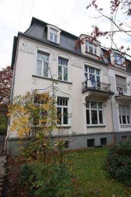wunderschöne 4 Zimmerwohnung in restaurierter Stadtvilla mit Süd-Balkon