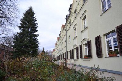 Schicke renovierte 2- Zi- Altbauwohnung mit Loggia und Garten*