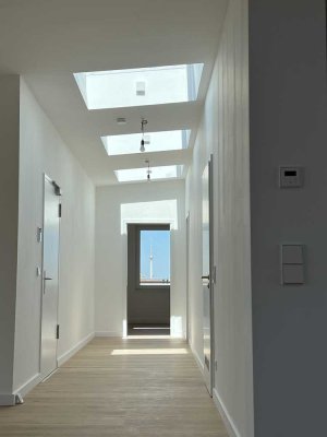 Erstbezug Schillerkiez: Lichtdurchflutet, große Holzterrasse und Fernsehturm-Blick