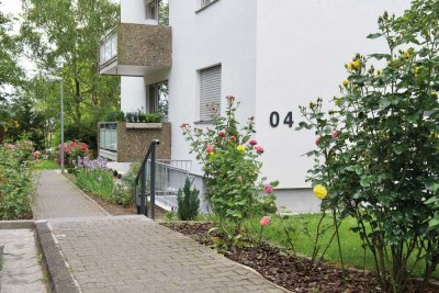 Schöne 2  Zimmer Wohnung mit großem Balkon.