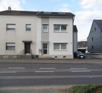 Sankt Augustin DHH, Wfl.: ca.119 m², 5 Zimmer GrSt.: 559 m², 1 Garage sowie ein Schwimmbad.